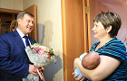 Анатолий Локоть поздравляет сибирячек с Днем матери